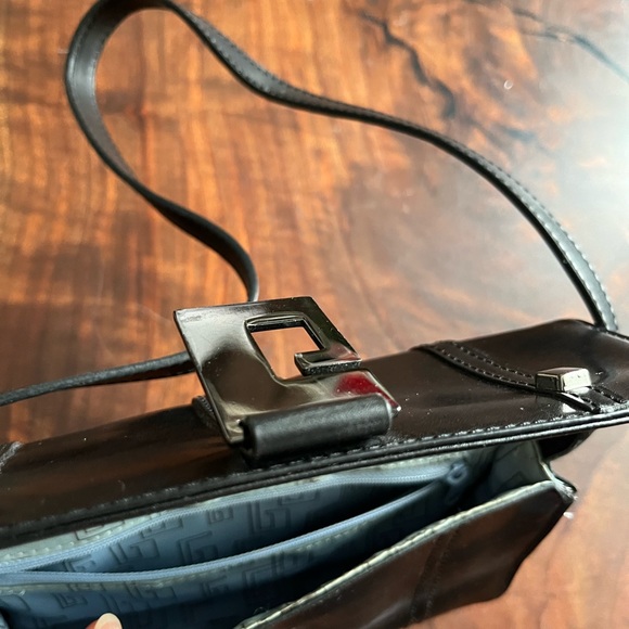 SOLD GUESS small shoulder bag. Good condition. - Picture 3 of 4